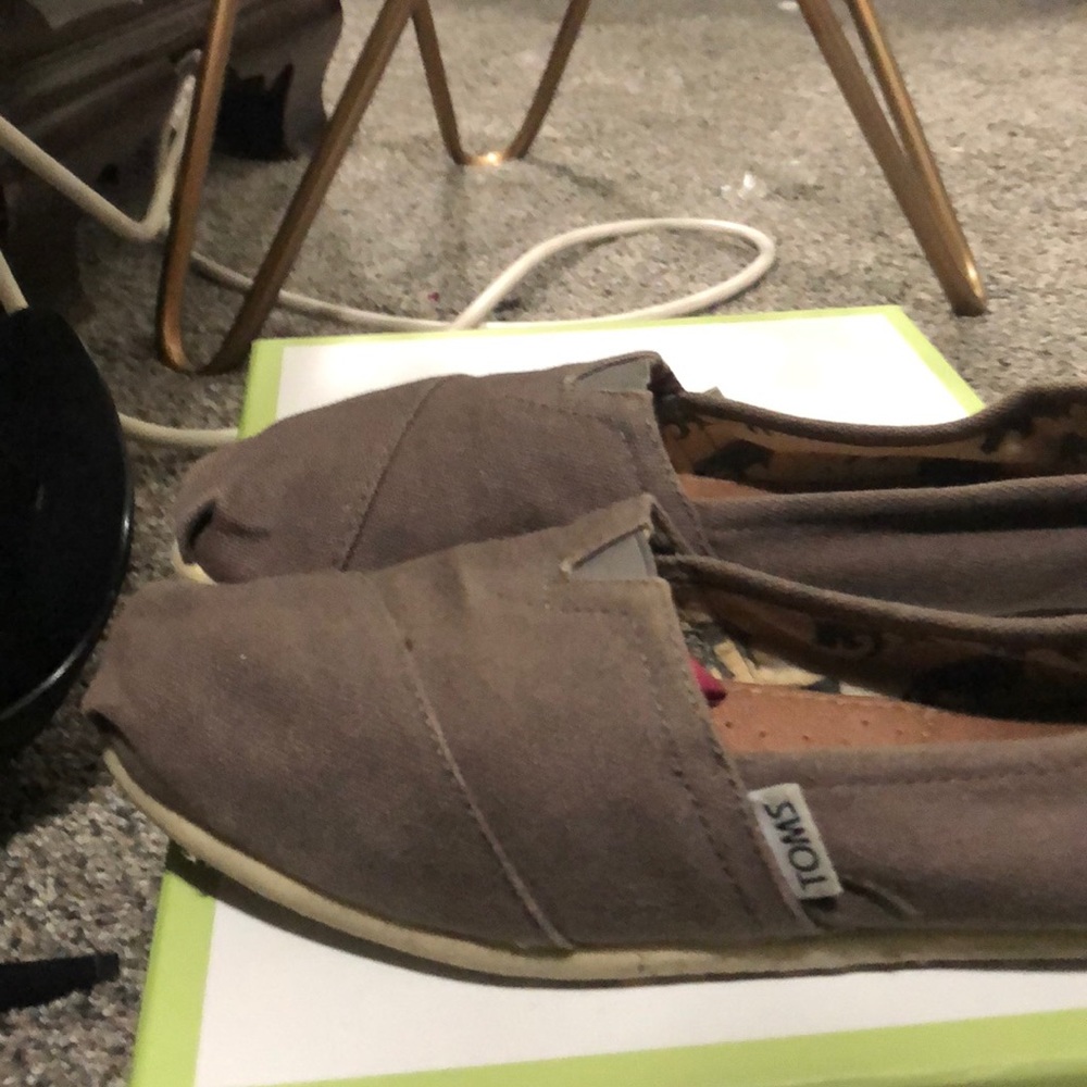 Toms - Picture 2 of 3